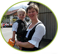 Beim Maibaum-Aufstellen